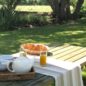 Prendre son petit-déjeuner dans le jardin du gîte © Gite Les 3 Voiles