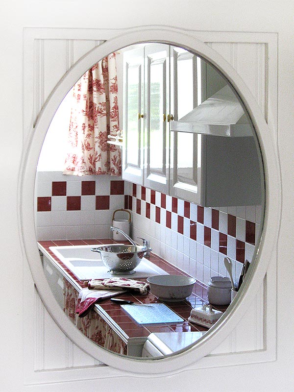La cuisine et son reflet dans le miroir © Gite Les 3 Voiles