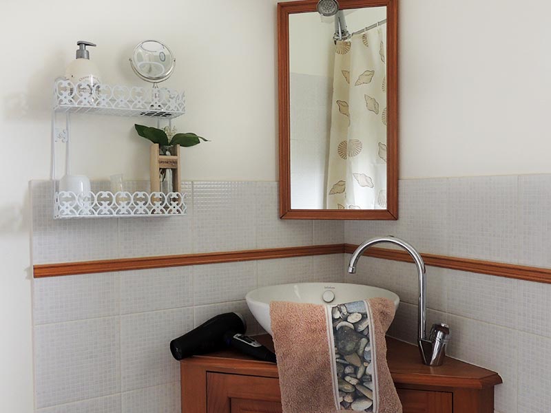 Salle de bain - vasque et sèche-cheveux © Gite Les 3 Voiles